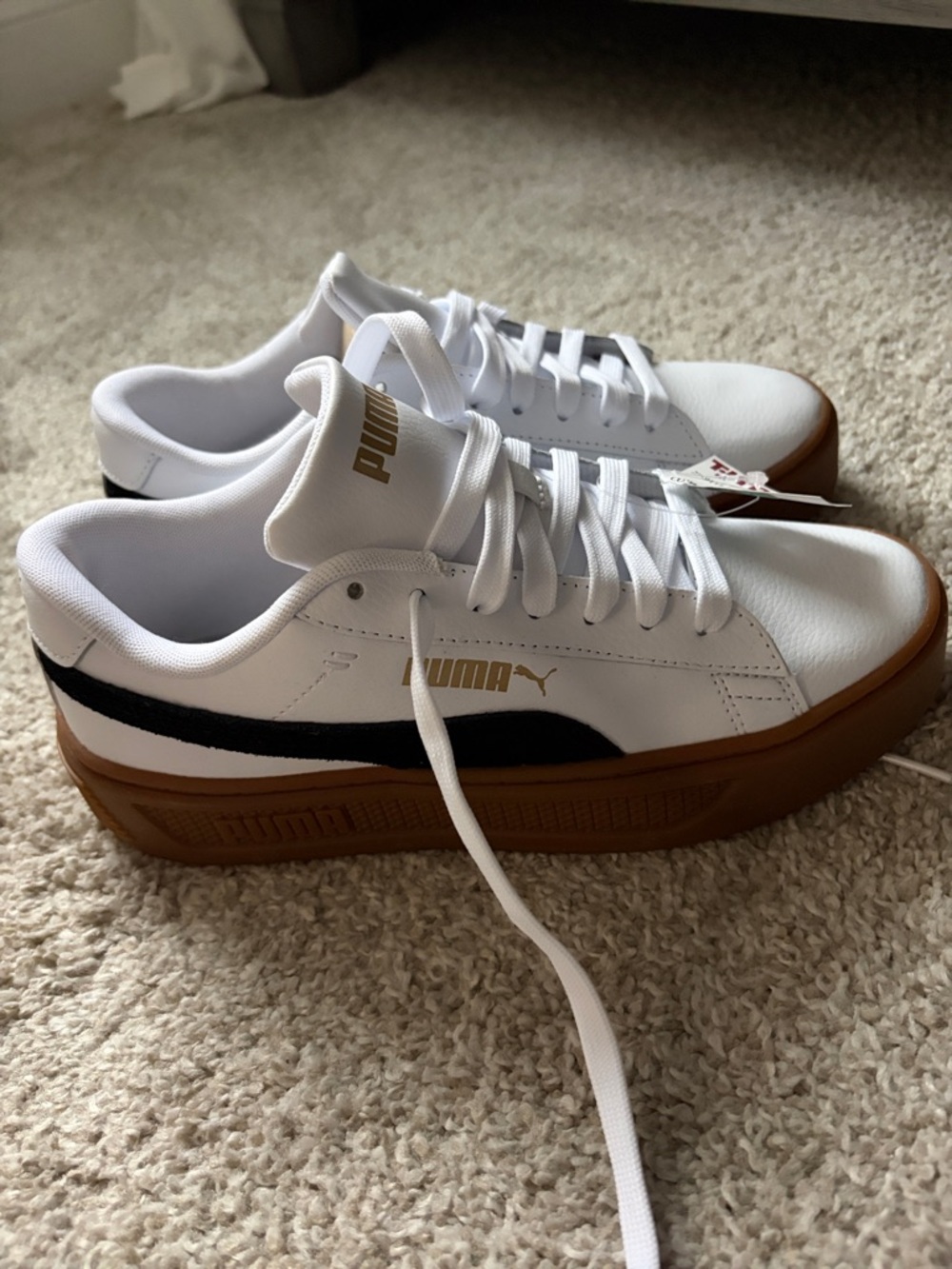 NWT✅ Puma White Sneakers with Gum Sole and Black Stripe - Picture 4 of 4